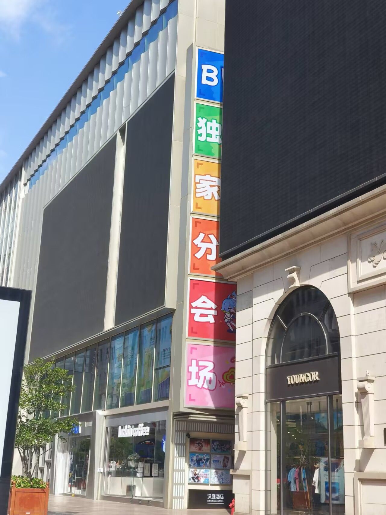 南京路百联,大屏没亮,因为此时还没有开门营业