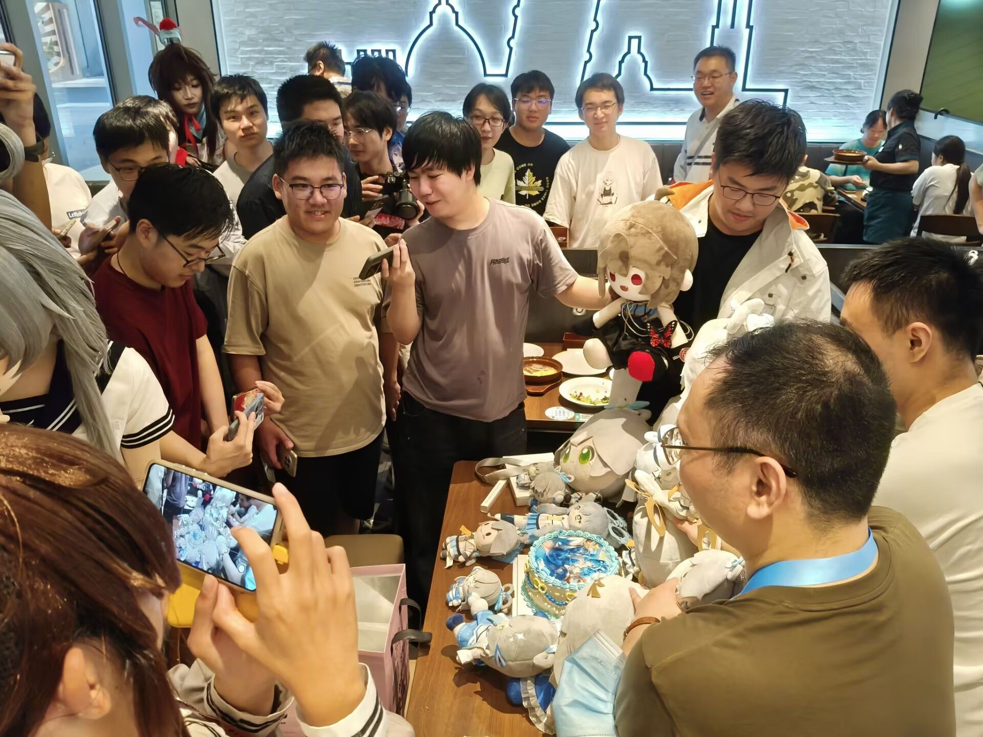 给小洛庆生,正好在我的座位旁边一桌